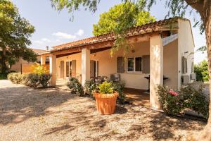 MoulèsMaison en campagne Arlésienne avec piscine的前面有庭院的房子