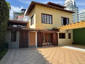 Budova, kde se prázdninový dům nachází