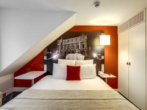 Ένα ή περισσότερα κρεβάτια σε δωμάτιο στο Mercure Paris Opera Louvre +52 φωτογραφίες