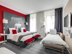 Ένα ή περισσότερα κρεβάτια σε δωμάτιο στο Mercure Paris Opera Louvre