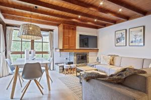 a living room with a couch and a table at Luderna - Apartamento Val de Ruda A5 Orla in Baqueira-Beret