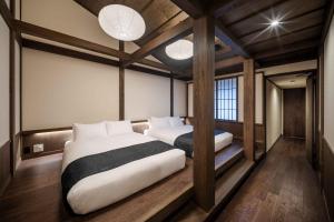 高山市にあるAsatoyuu Machiya Houseの部屋にベッドが2つある寝室