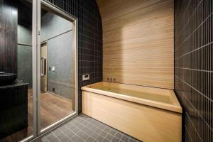 高山市にあるAsatoyuu Machiya Houseのバスルーム(バスタブ、ウォークインシャワー付) +25枚の写真