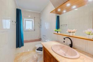 Et badeværelse på Azeitão Perspetiva Apartment + 18 billeder