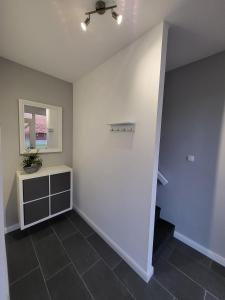 pasillo con pared blanca y ventilador de techo en Fewo Neubörger Wellness, en Neubörger