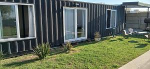 a black house with a yard with a patio at El Contenedor Premium in San Francisco