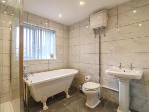 Et badeværelse på Wigley Farm House Cottage + 27 billeder