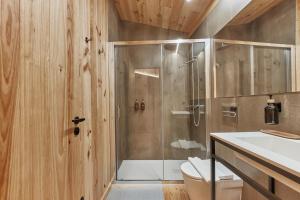 a bathroom with a shower and a toilet and a sink at Pincelo Nature in Pincelo