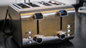 einem Toaster, der auf einer Theke sitzt in der Unterkunft Villas Del Acebuche in Córdoba