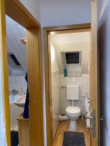 Ένα μπάνιο στο 1 bedroom with private bathroom & Kitchenette