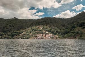 a house on a hill on the side of a lake at Pincelo Nature in Pincelo +34 photos