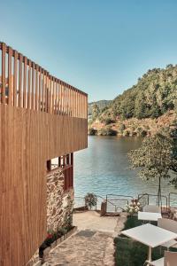 a building with a view of a river at Pincelo Nature in Pincelo