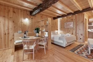 a bedroom with a bed and a table and chairs at Pincelo Nature in Pincelo