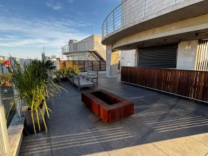 einen Balkon mit einer Bank auf einem Gebäude in der Unterkunft A Pasos Tres Cruces in Montevideo