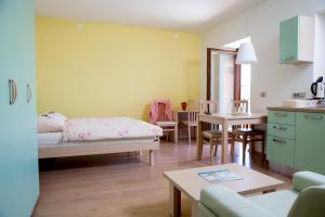Postel nebo postele na pokoji v ubytování Zoi Apartments + 37 fotografií