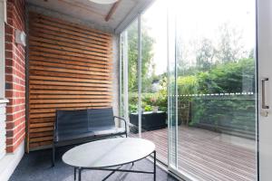 Balkón nebo terasa v ubytování Rauhallinen huoneisto, pysäköinti, sauna, oma piha