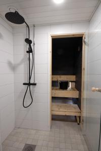 Koupelna v ubytování Rauhallinen huoneisto, pysäköinti, sauna, oma piha + 10 fotografií