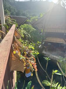 Un balcón con un montón de plantas. en Villa Harmoni Candidasa beach, en Candidasa 19 fotos más