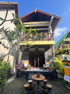 un edificio con un patio con mesa y sillas en Villa Harmoni Candidasa beach, en Candidasa