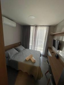 een slaapkamer met een bed met twee handdoeken erop bij Studio no condomínio Almagah SPaulo in Sao Paulo
