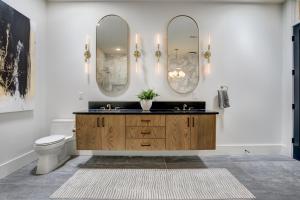 アトランタにあるTop Floor Penthouse Loftsのバスルーム(鏡2つ、洗面台、トイレ付) +104枚の写真