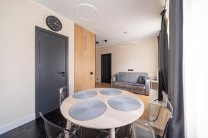 Ένα ή περισσότερα κρεβάτια σε δωμάτιο στο Forest view front line apartment on Dzintaru avenue