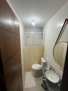 アナニンデウアにあるApartamento aconcheganteのトイレ、洗面台、鏡のあるバスルーム