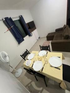 アナニンデウアにあるApartamento aconcheganteのテーブルとソファのあるリビングルーム