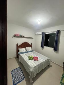 アナニンデウアにあるApartamento aconcheganteのベッドと窓のある寝室