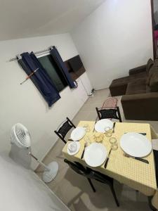 アナニンデウアにあるApartamento aconcheganteのテーブルとソファのあるリビングルーム +1枚の写真