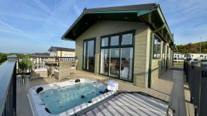 Balkón nebo terasa v ubytování Victory Lodge with Hot Tub - 2 Bedroom - Sleeps 6 - Bron-Y-Wendon Holiday Park