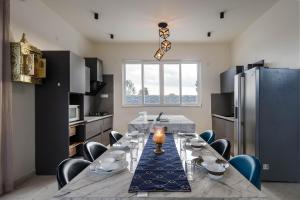 una sala da pranzo con un lungo tavolo e un frigorifero di Diamond Blue Pool Villa Private Pool Veg Food a Dod Ballāpur