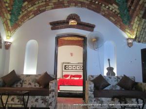 ルクソールにあるLuxor West Bank House with Poolの部屋にベッドとソファのあるリビングルーム