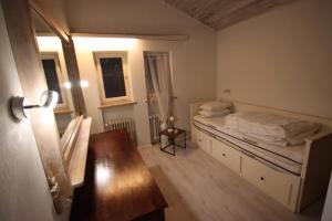 a small bedroom with a bed and a window at Schöner Bungalow Am Venekotensee in Elmpt