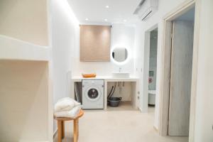 Agios ArseniosにあるEupnoia Villasの白いキッチン(洗濯機、シンク付)