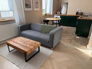 un soggiorno con un divano e un tavolo di Chill Apartament a Skarżysko-Kamienna