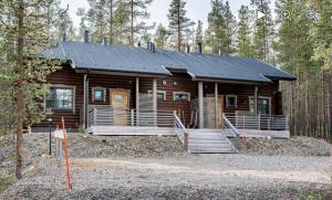 a log cabin in the woods with a solar roof at Villa Marrikka, Levi in Levi