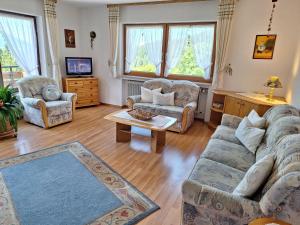 MaisachChristianshof的客厅里有一张沙发、两把椅子和一张桌子