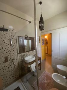 baño con 2 lavabos, ducha y 2 aseos en il platano, en Monsagrati 6 fotos más