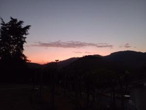 a sunset view from the balcony of a house at Recanto das Videiras in Maria da Fé
