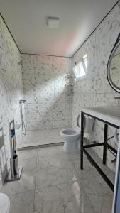 une salle de bain avec une douche, des toilettes et un lavabo dans l'établissement Eliska, à Gonio