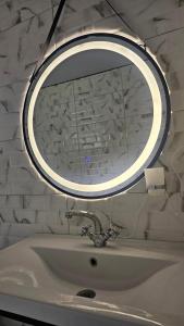 - un miroir au-dessus d'un lavabo dans la salle de bains dans l'établissement Eliska, à Gonio