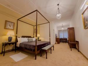ein Schlafzimmer mit einem großen Himmelbett mit großem Spiegel in der Unterkunft Powysland Bungalow in Nuwara Eliya
