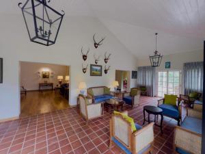 ein Wohnzimmer mit Sofas und Stühlen in der Unterkunft Powysland Bungalow in Nuwara Eliya