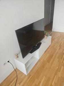 Μια τηλεόραση ή/και κέντρο ψυχαγωγίας στο Cozy rooms near the New York cafe