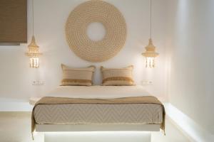 Agios ArseniosにあるEupnoia Villasのベッドルーム1室(壁に鏡付きのベッド1台付) +131枚の写真