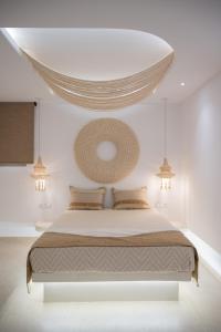 Agios ArseniosにあるEupnoia Villasのベッドルーム1室(大型ベッド1台、枕2つ付)