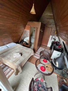 a bedroom with a bed and a table and chairs at Chalé Águia in Petrópolis +32 photos