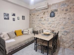 a living room with a table and a couch at Lagkadi Manis in Koíta