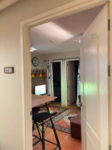 セブシティにあるSan Remo Oasis at City di Mare, 2-bedroom Condo - Texmex Rm#2316のデスク、テーブル、コンピュータが備わる客室です。